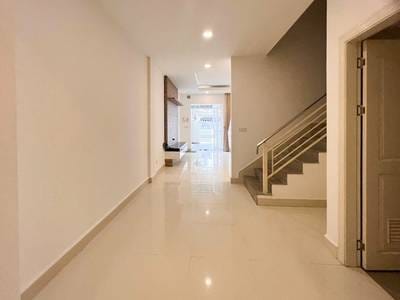 180 sqm Living Size Řadový dům K pronájmu in Sen Sok