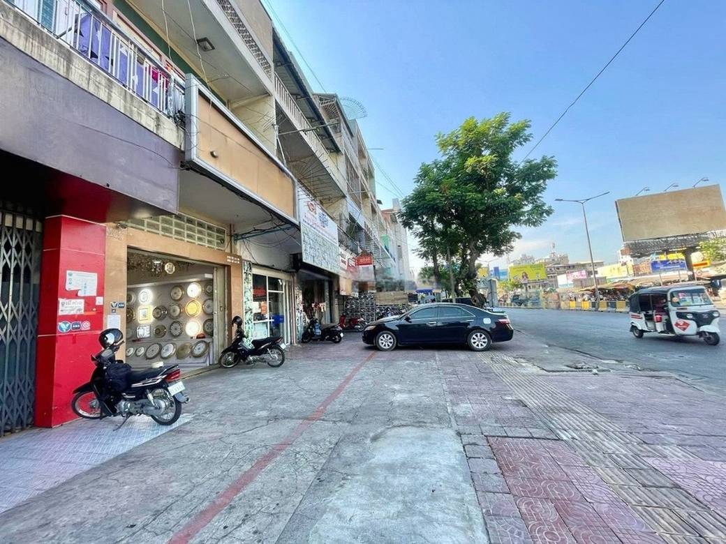 72 sqm Land Size Shophouse K pronájmu