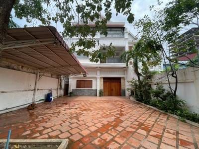 $700,000 Villa