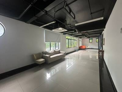 100 sqm Living Size Kanceláře K pronájmu in Daun Penh