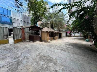 900 sqm Land Size Building For Rent