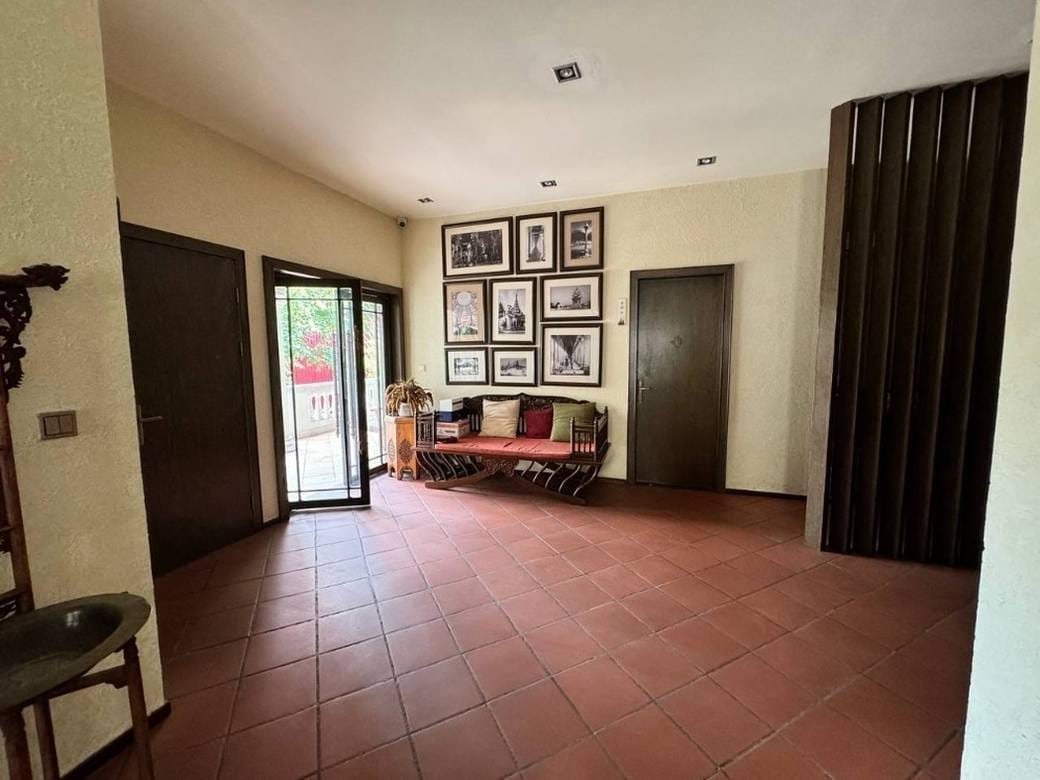 Villa À louer de 470 m² de terrain