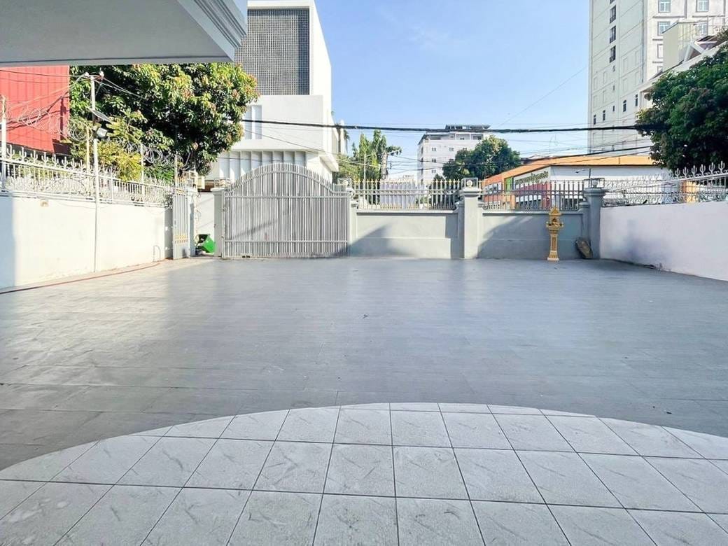 773 sqm Living Size Villa For Rent in Chamkarmon