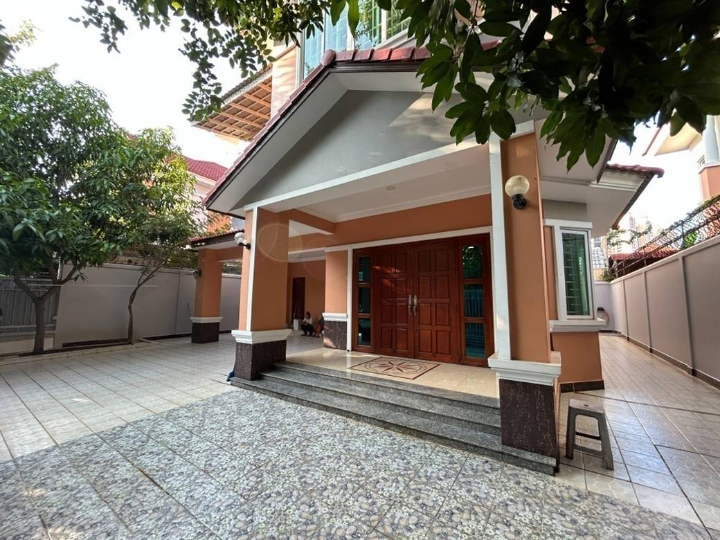 $2,300 Vila