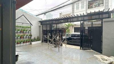 304平方米土地面积的店屋出租