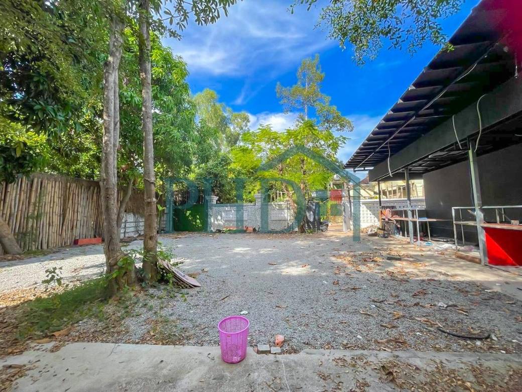 Lot À louer de 504 m² de terrain