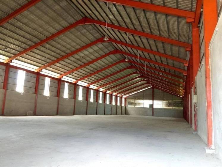 Entrepôt À louer de 2,200 m² de terrain