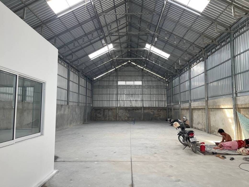 300 sqm Land Size Sklad K pronájmu