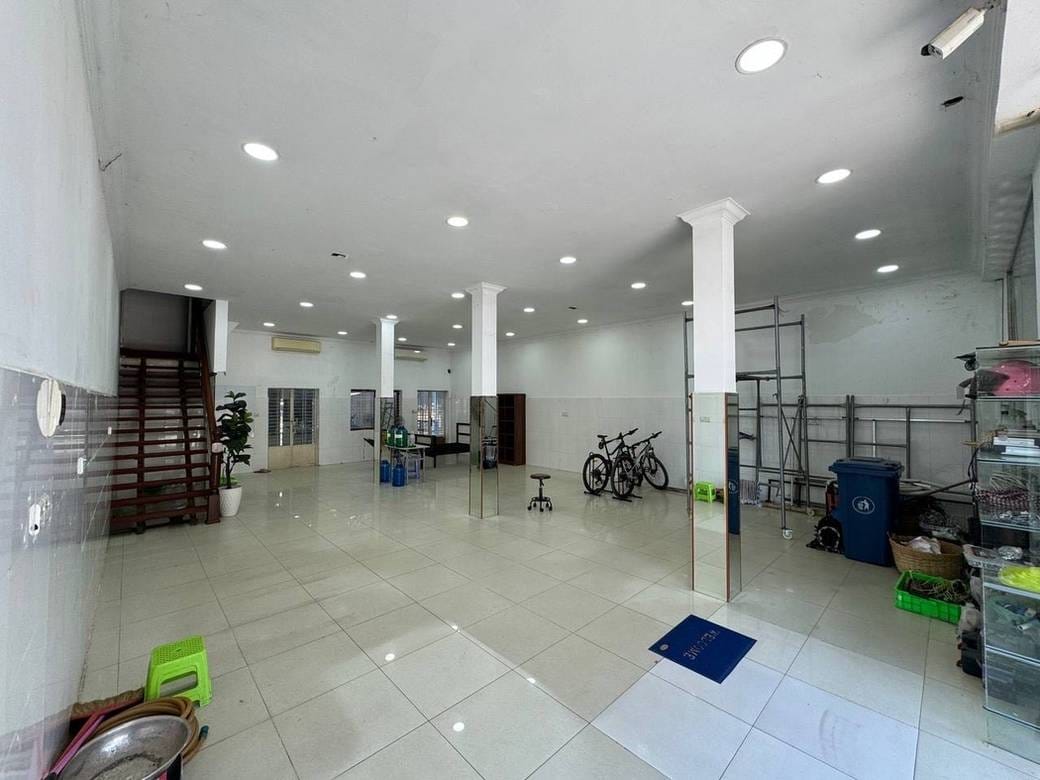 $1,350 Shophouse