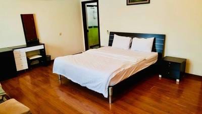 $1,300 Flat