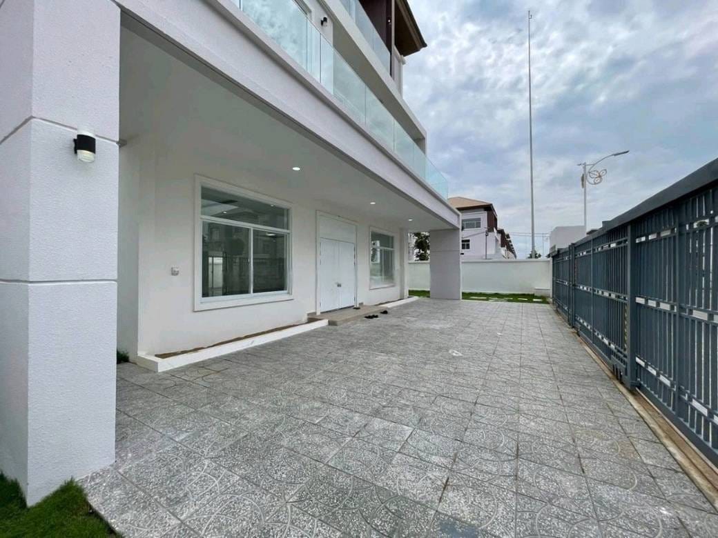 $650,000 Villa