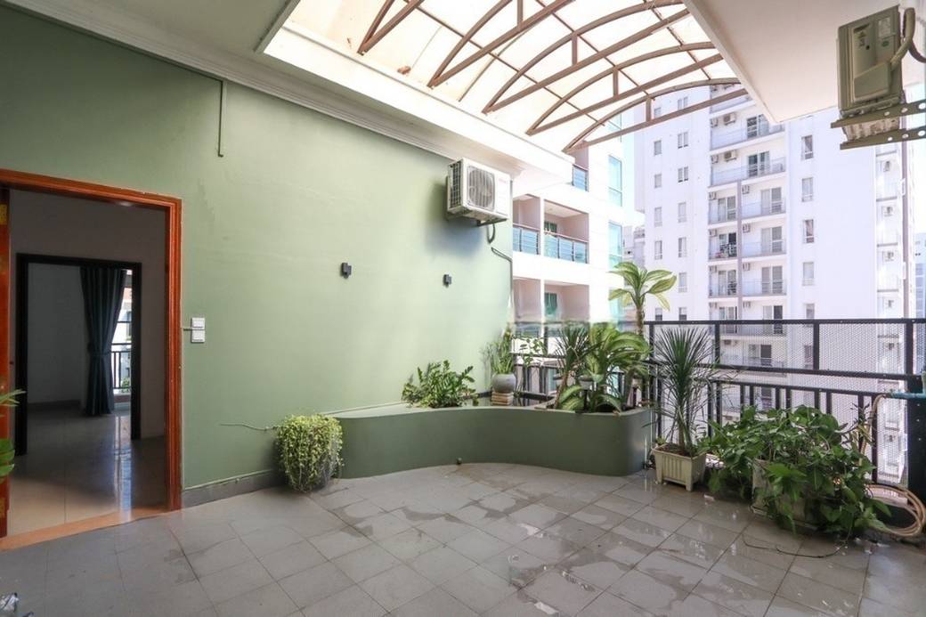240 sqm Living Size Apartment For Rent in Boeng Keng Kang