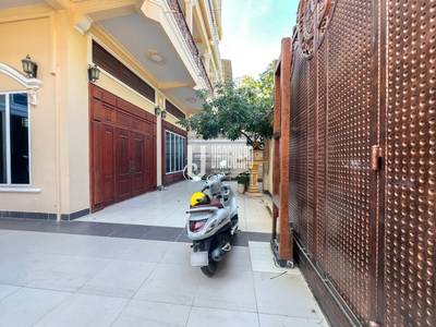 $2,000 Flat House