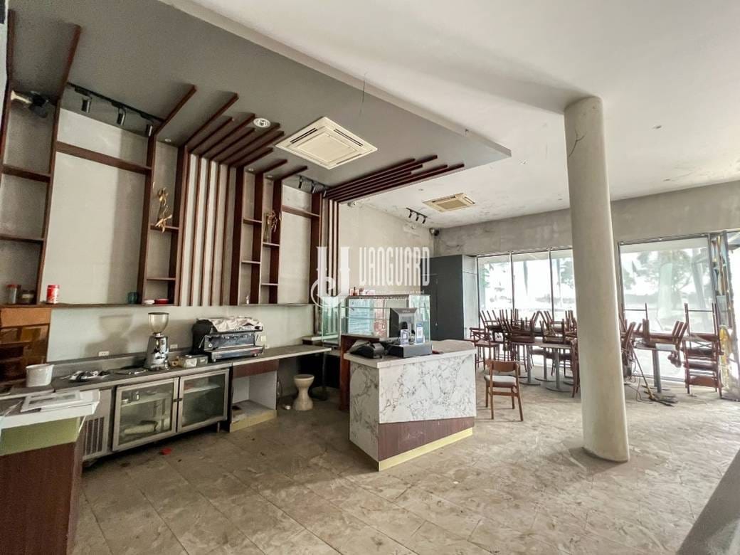 Hôtel À louer de 242 m² de terrain