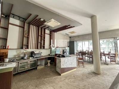 Hôtel À louer de 242 m² de terrain