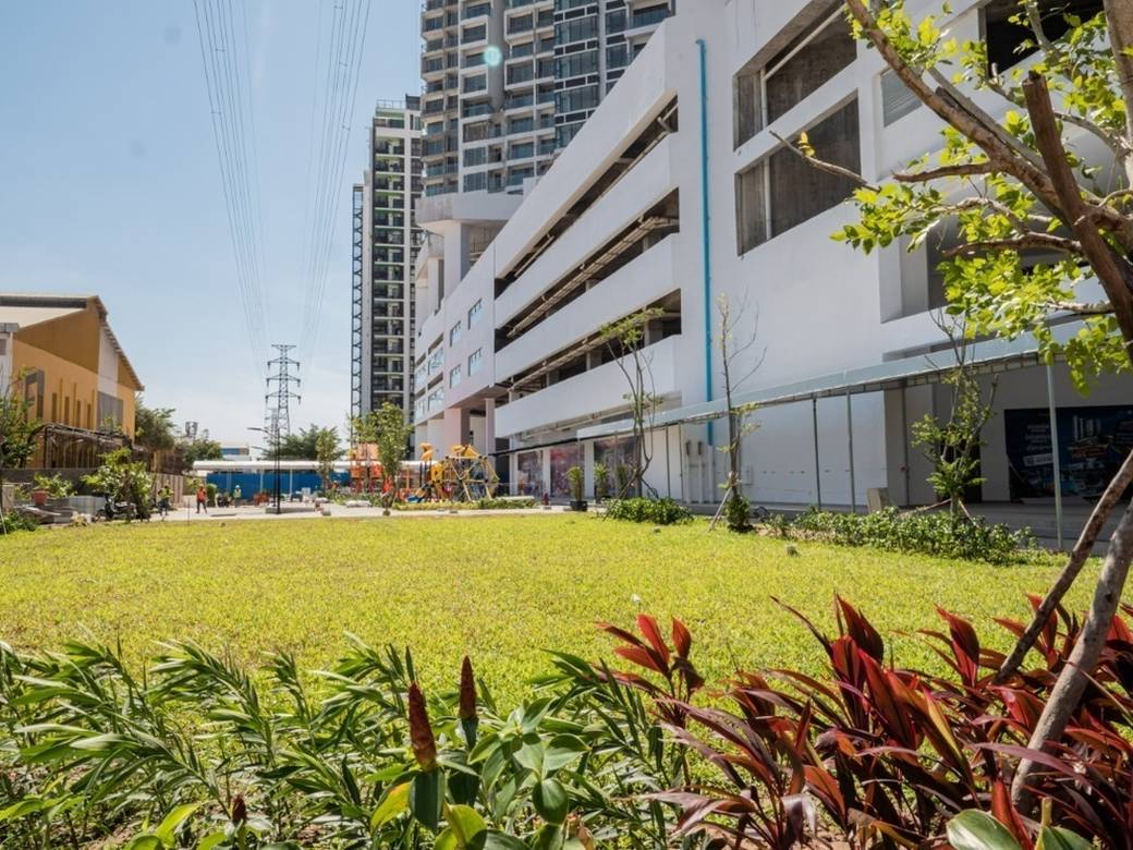Urban Village Phase 2 | Condo Na prodej with 1000 Parking Space