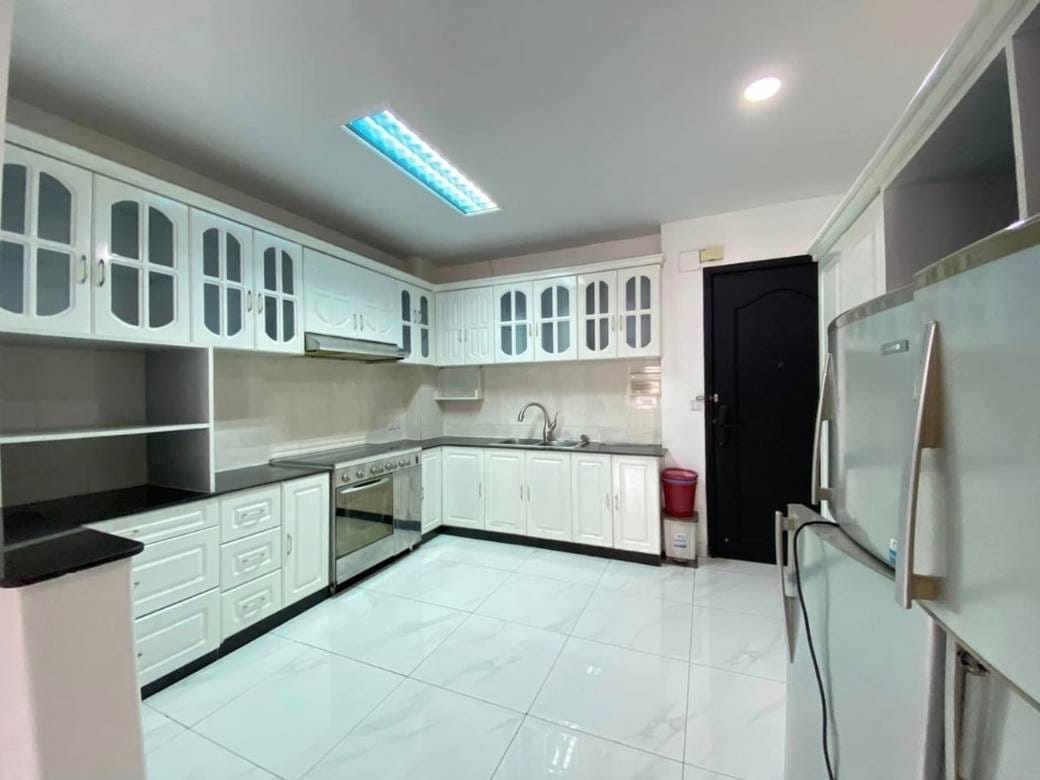 250 sqm Living Size Apartment For Rent in Boeng Keng Kang