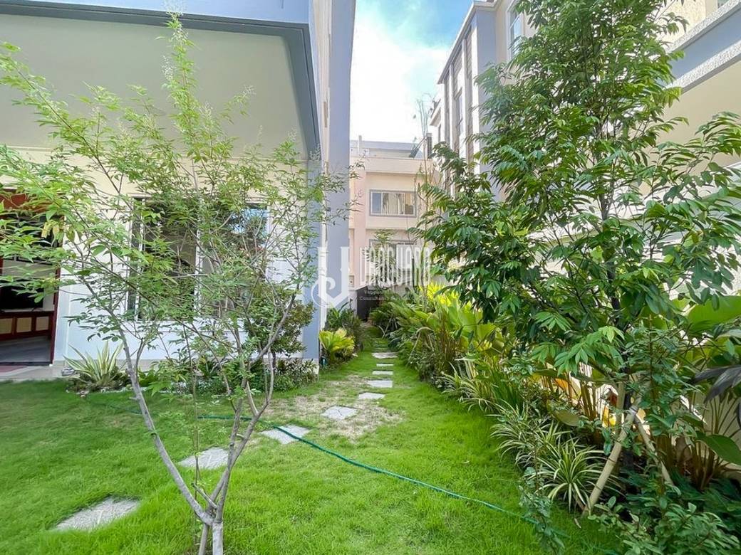 Villa For Rent in Preaek Lieb, Chroy Changvar, Phnom Penh