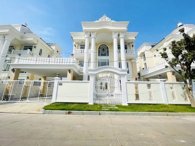 Villa For Sale & Rent in Preaek Lieb, Chroy Changvar, Phnom Penh