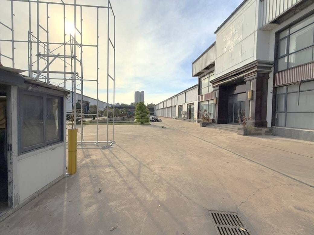 Entrepôt À louer de 7,500 m² de terrain