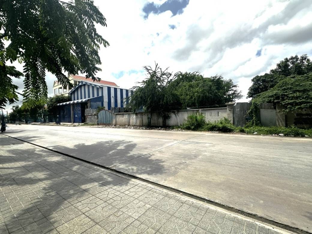 Relief À vendre de 2,823 m² de terrain