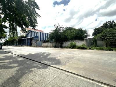 Relief À vendre de 2,823 m² de terrain