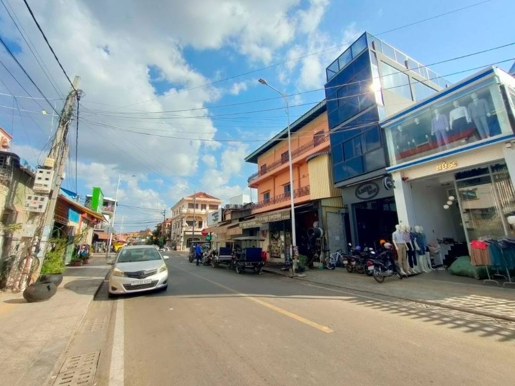 360 sqm Living Size Shophouse Na prodej in Siem Reap