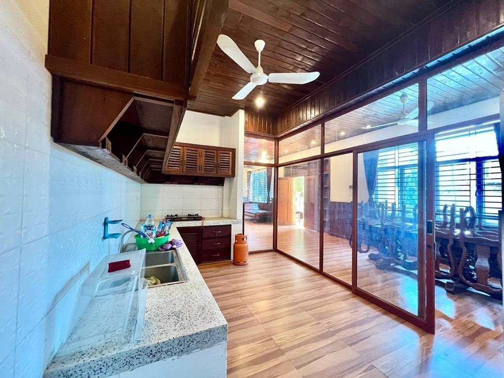 带3个停车位的House and lot出租
