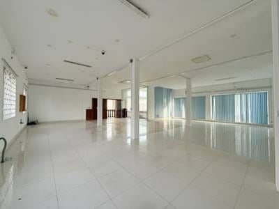 360 sqm Living Size Kanceláře K pronájmu in Sen Sok