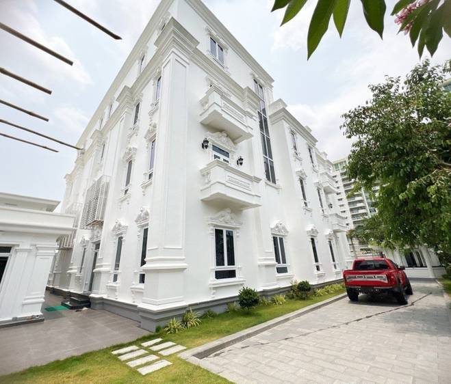 1,000 sqm Land Size Villa For Rent