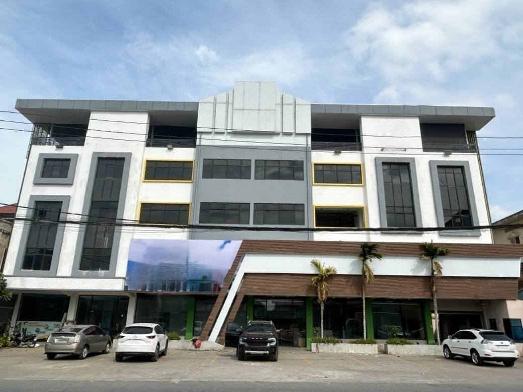 Bâtiment À louer de 6,400 m² habitables à Meanchey
