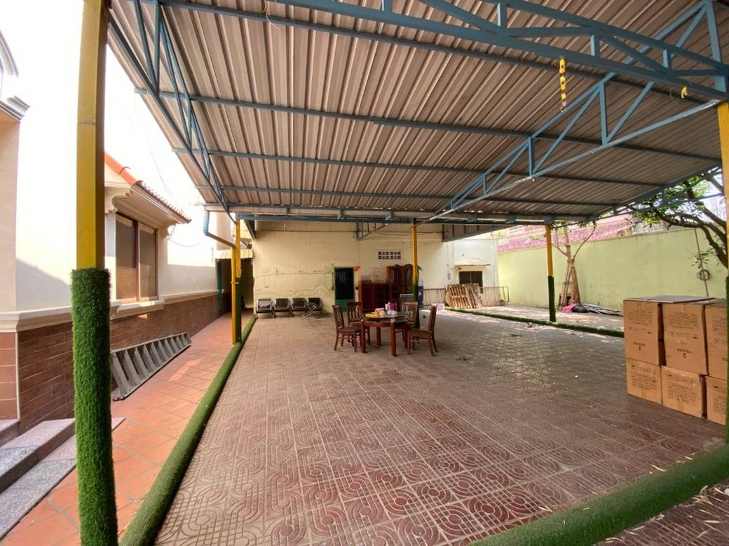 672 sqm Land Size Vila K pronájmu