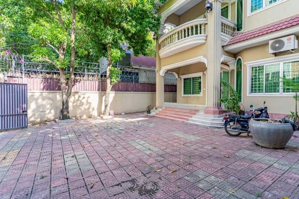 $2,300 Vila
