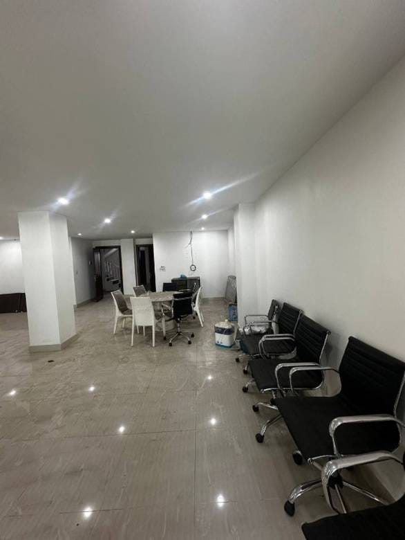 Budynek Na wynajem o powierzchni działki 300 m²