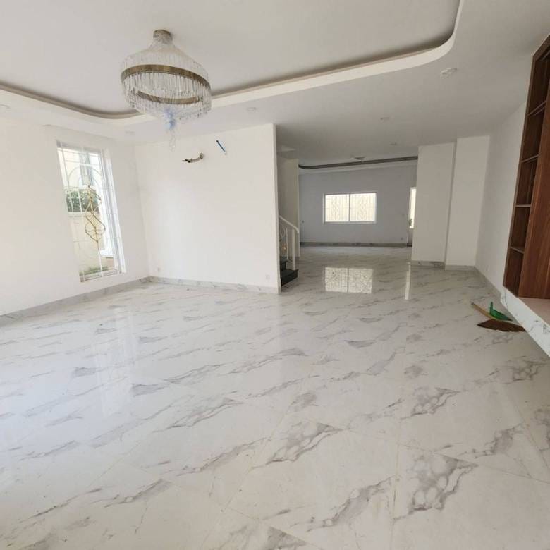 Villa À louer de 210 m² de terrain