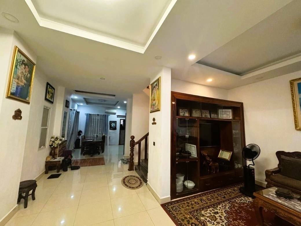 $215,000 Vila