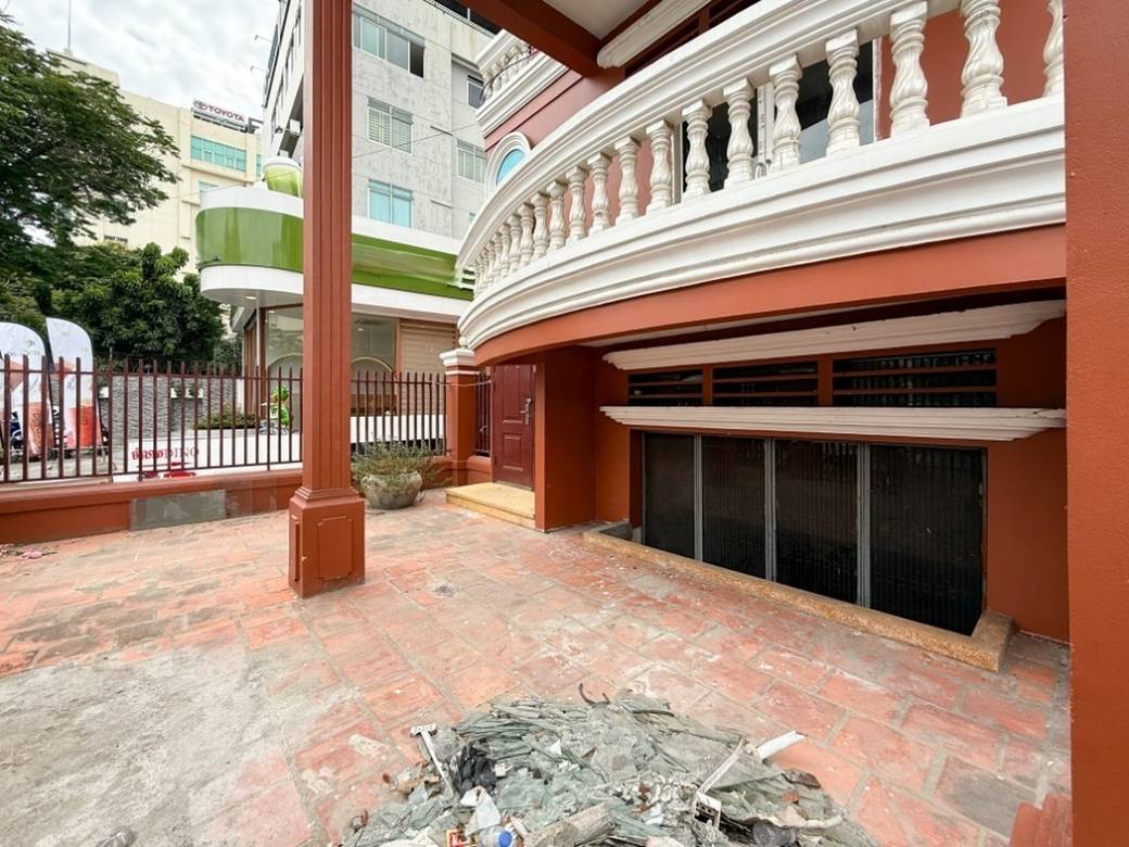 375 sqm Land Size Vila K pronájmu