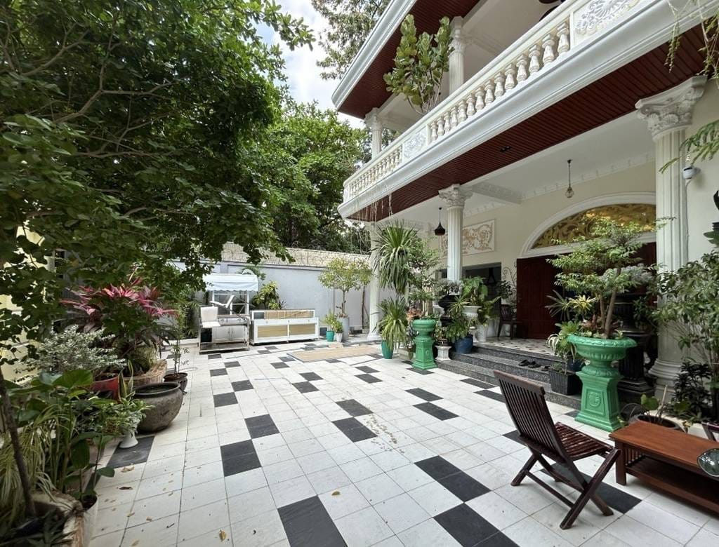 $2,300,000 Vila