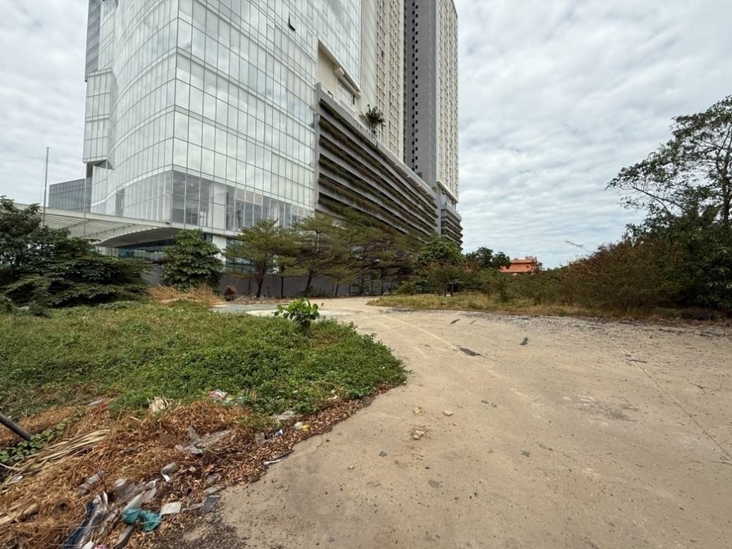Relief À louer de 4,200 m² de terrain pour N.C.