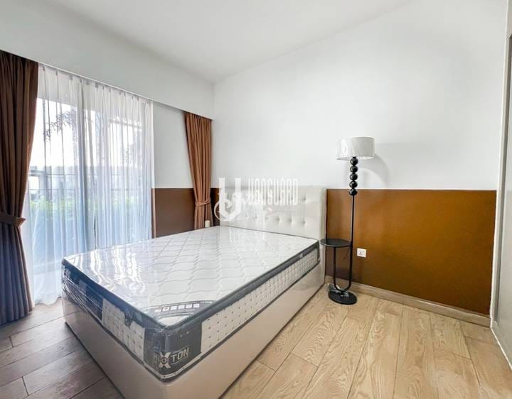 $880 Condo