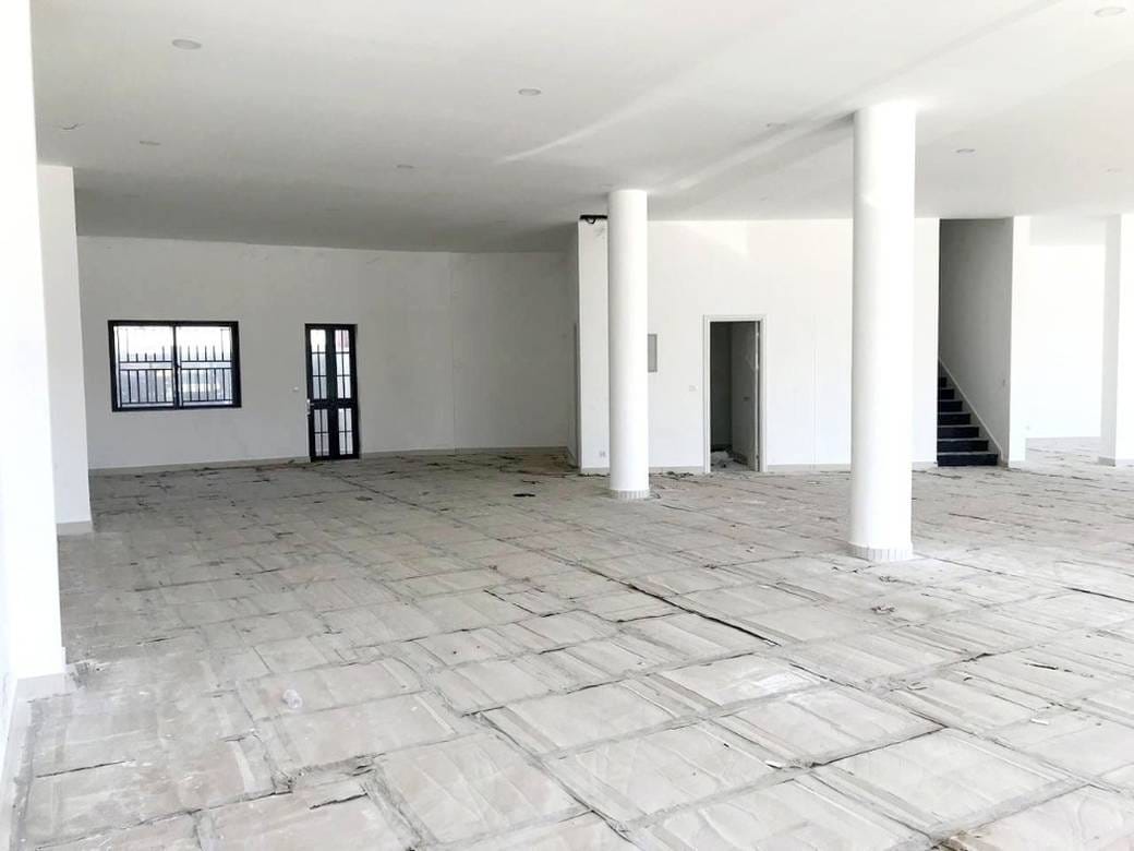 Maison-boutique À louer de 585 m² de terrain