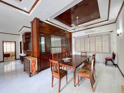 Villa À louer de 750 m² de terrain