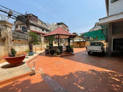 $3,300,000 Vila