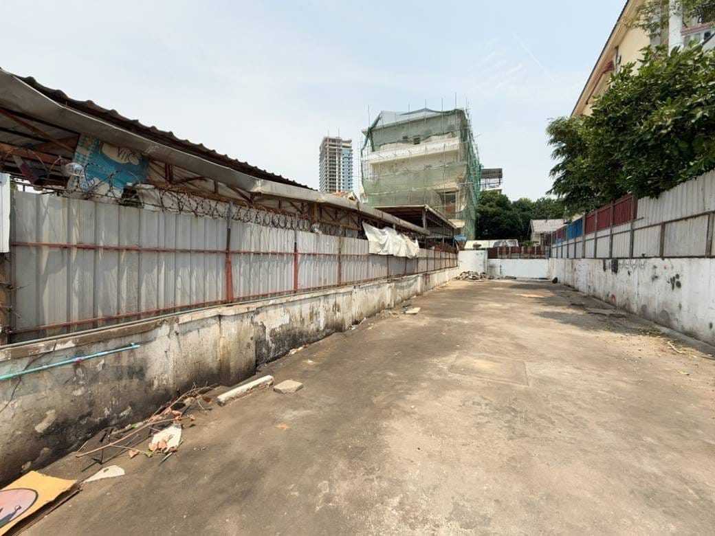 Relief À louer de 161 m² de terrain pour $1,000