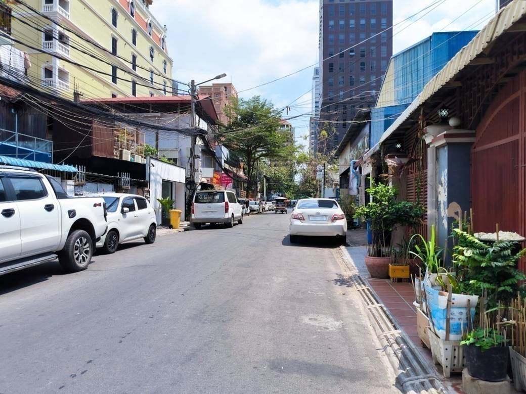300 sqm Living Size Shophouse For Rent in Boeng Keng Kang