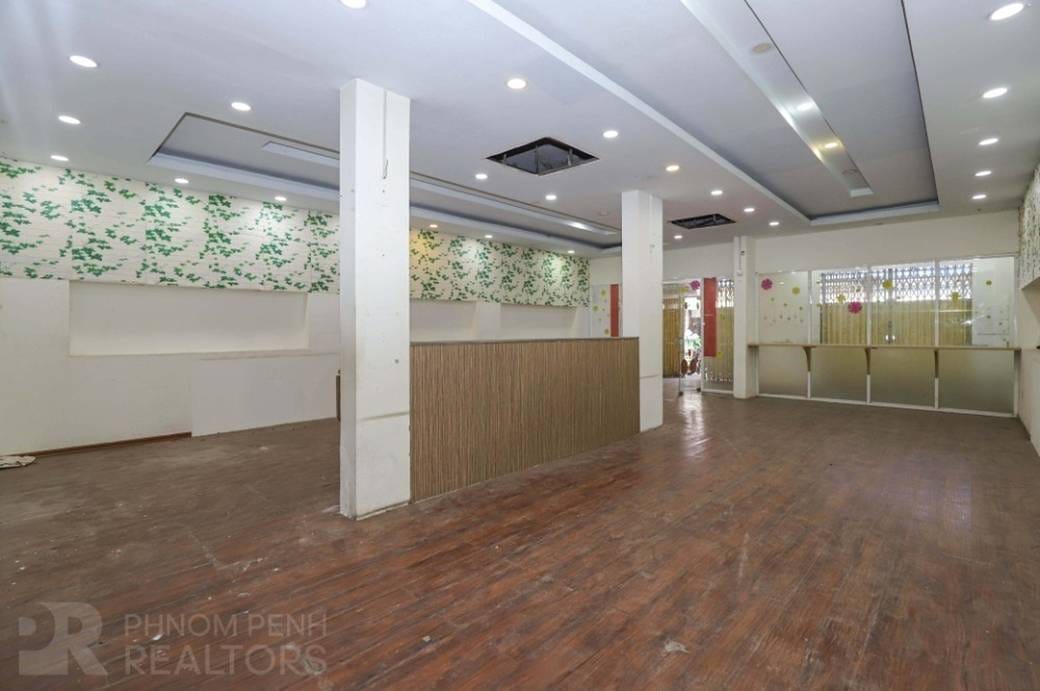 CommercialShophouse Na wynajem o powierzchni działki 102 m²