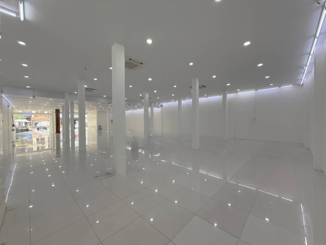 360 sqm Living Size Kanceláře K pronájmu in Sen Sok