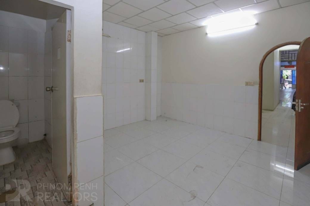 Maison mitoyenne À louer à Phsar Chas, Daun Penh, Phnom Penh