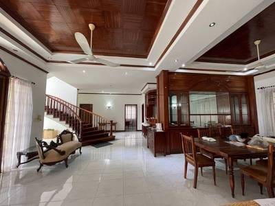 7 Bedrooms Villa For Rent for $2,500