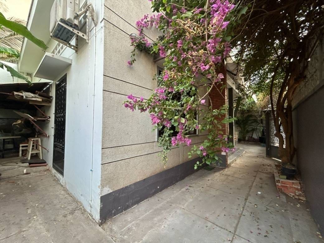 $600,000 Vila
